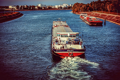 Poziomy wody wzdłuż Renu nadal opadają, a przewoźnicy przechodzą na transport kolejowy i drogowy