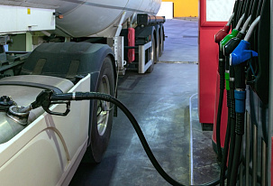 Kurczące się globalne zapasy paliw windują ceny w górę
